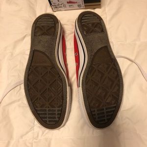 Slightly used red converse low top size 7